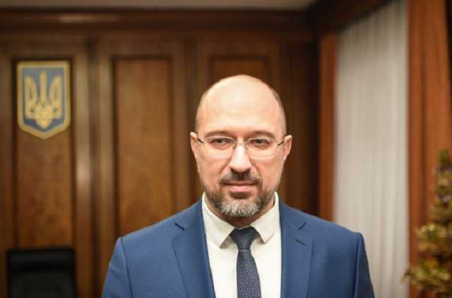 Шмыгаль пообещал резко повысить зарплаты медикам и педагогам в 2021-м: названы цифры