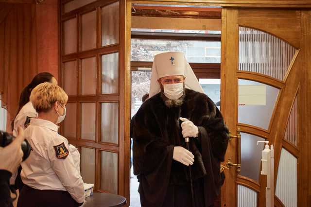 Ряса в стилі модерн? Священик з Луцька обурив мережу розкішною норковою шубою