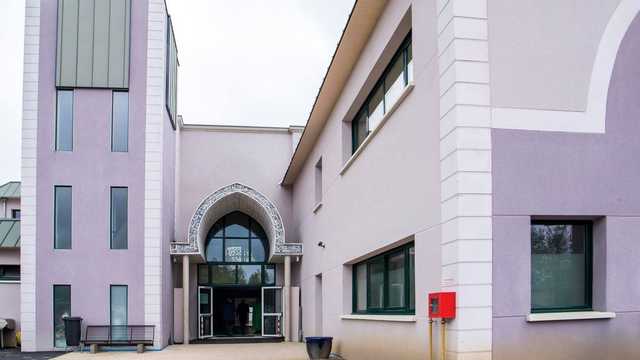 Неизвестные атаковали мечеть во Франции: ворота протаранили на авто