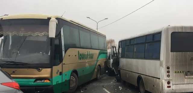 В ДТП под Киевом столкнулись семь машин и два автобуса
