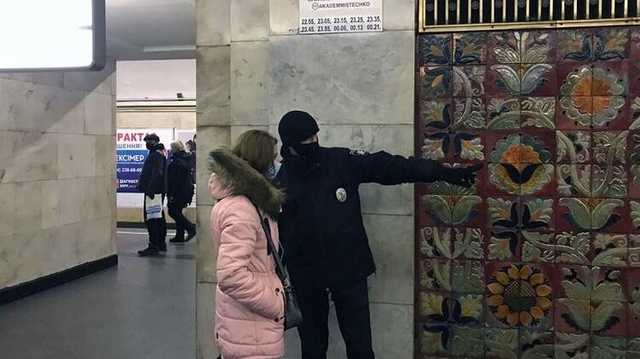 Полицейские оштрафовали киевлян на 65,5 тысяч гривен за неправильное ношение маски в метро