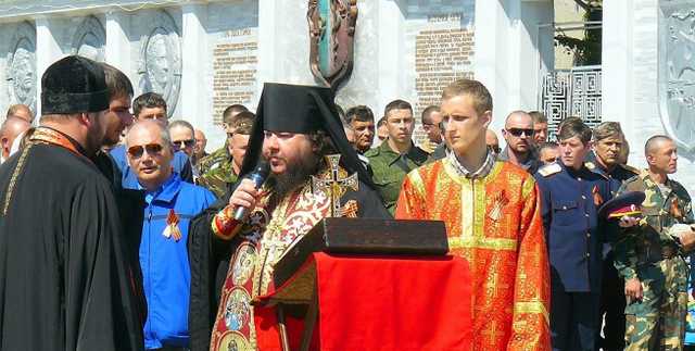 Онуфрій нагородив єпископа, який у храмі зберігав зброю окупантів