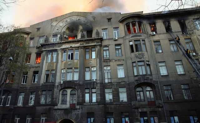 "Все еще жду тебя": в Одессе вспоминают жертв страшного пожара в колледже