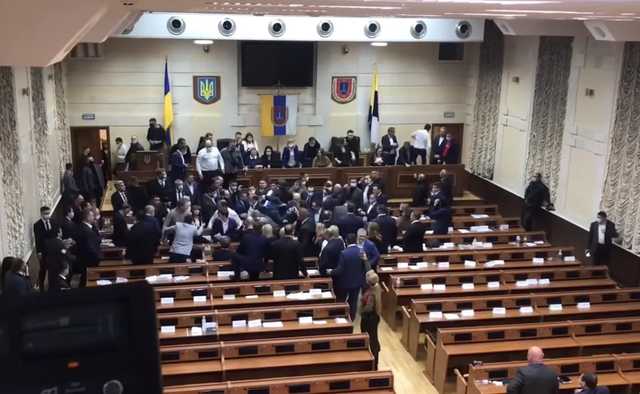 В Одессе депутаты облсовета под крики "Янукович!" устроили массовое побоище