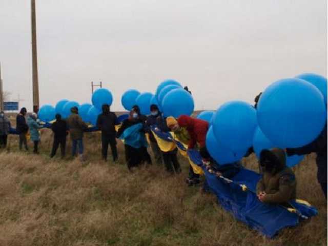 В честь ВСУ в Крым запустили 20-метровый флаг Украины