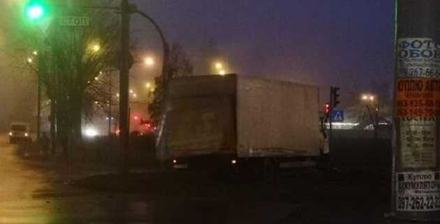 В Киеве Mercedes, который пошел на обгон, влетел в грузовик: есть пострадавшие
