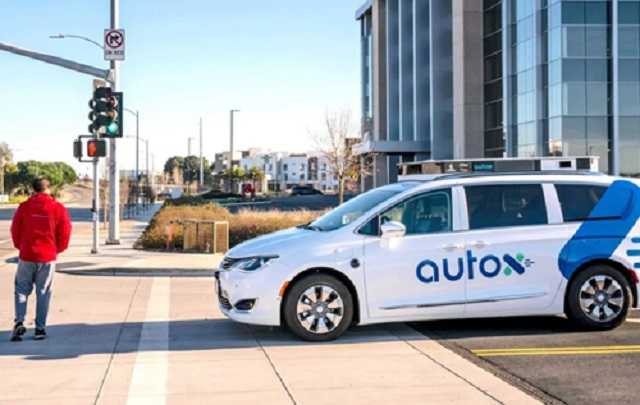 В Китае впервые полностью беспилотные такси пустили на дороги общего пользования