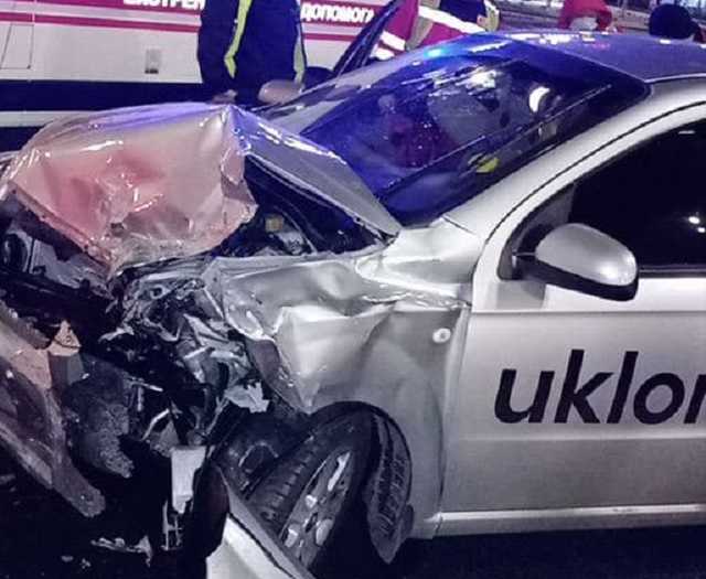 В Киеве такси попало в жуткое ДТП