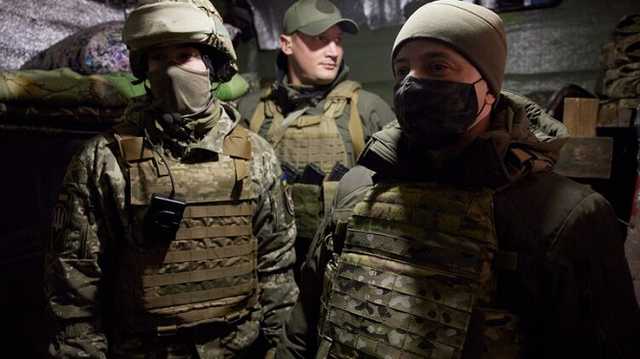 Появились фото Зеленского в маске и бронежилете у линии разграничения на Донбассе