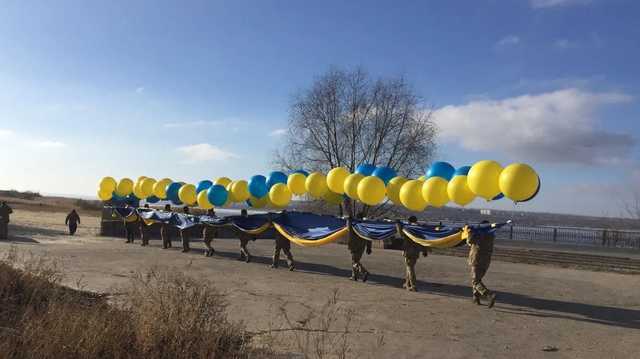 В небо над "ДНР" запустили огромный флаг Украины