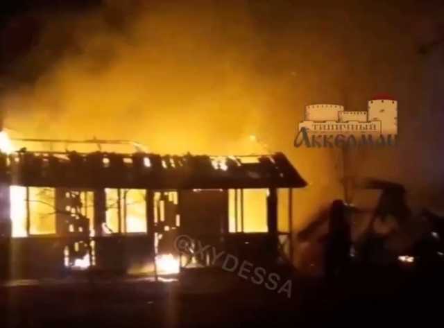 В Затоке рано утром сгорела база отдыха