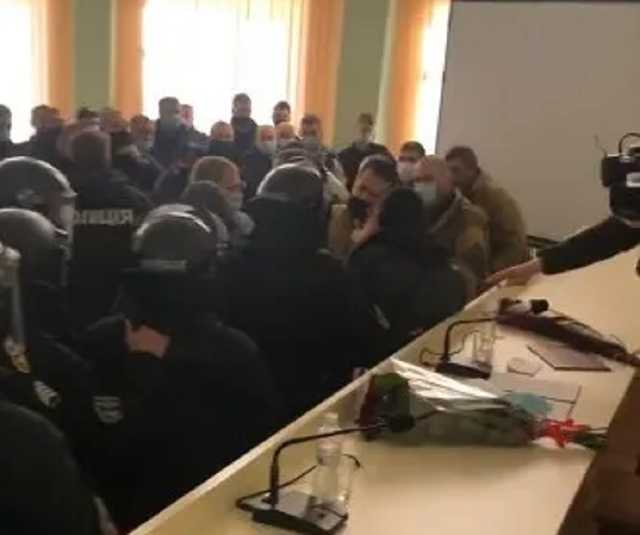 Депутаты устроили драку на первой сессии райсовета в Сумах