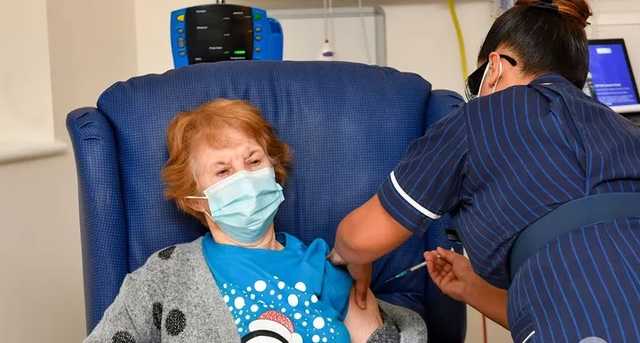Британия начала массовую вакцинацию от COVID-19: фото с первым привитым
