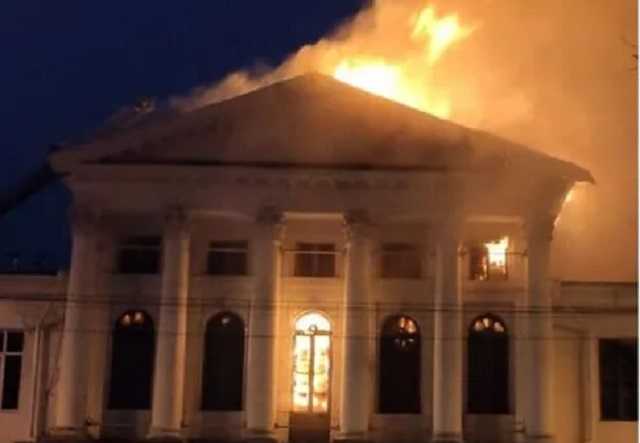 В Полтаве загорелись ночной клуб и ресторан: дым поднялся до небес