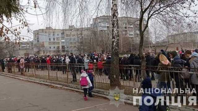 Четыре сотни учеников эвакуировали из школы во Львовской области, где распылили газ