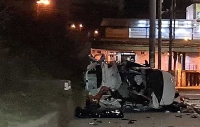 В Киеве легковушка влетела в столб, погибли двое людей