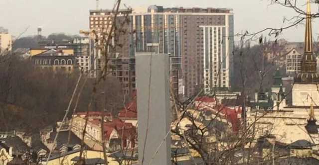 На горе в Киеве установили загадочный монолит