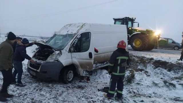 В Киеве и Житомирской области спасатели ограничили движение транспорта из-за ледяного дождя