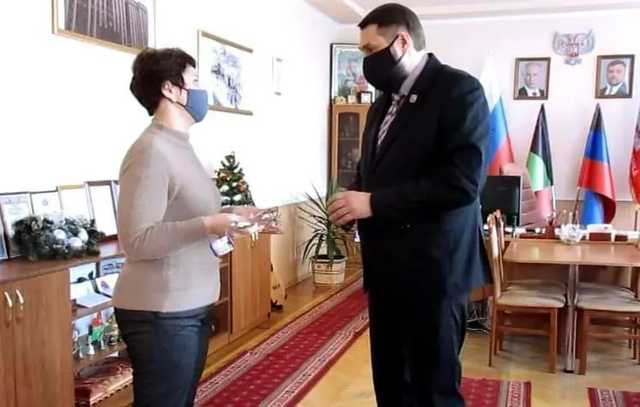 В "ДНР" местный "мэр" пиарился на подаренном детсаду кухонном венчике