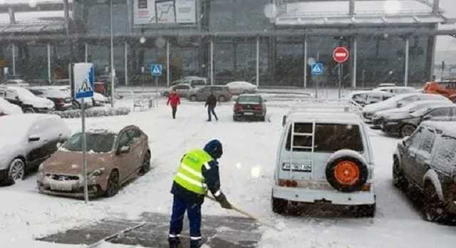 В аэропортах Киева произошел коллапс из-за гололеда: самолеты не смогли приземлиться