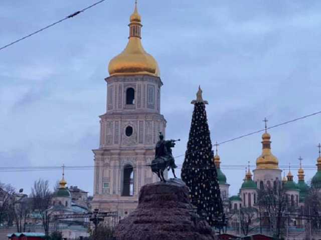ПЦУ раскритиковала главную новогоднюю елку Украины из-за шляпы