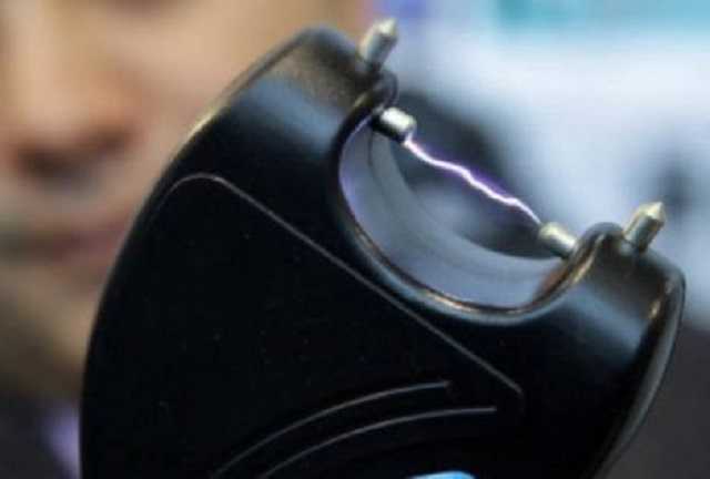 В Николаеве женщина с помощью электошокера отпугнула грабителя с ножом