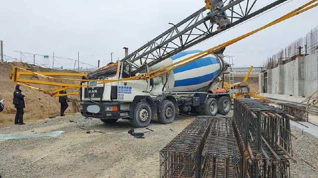 У Дніпрі будівельний кран впав на автобетонозмішувач, є загиблий