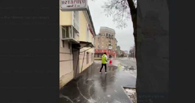 В Харькове мужчина на коньках прокатился по заледеневшему проспекту в центре города