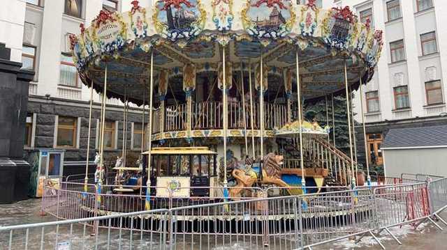 В Киеве возле Офиса президента установили большую карусель