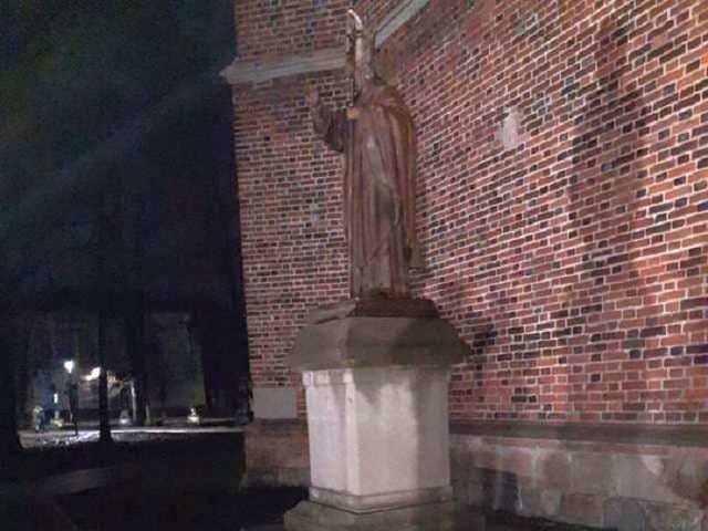 Хулиган с топором надругался над памятником Иоанну Павлу II под Львовом