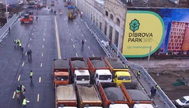 В Киеве на Шулявском мосту рухнули столбы: движение парализовано