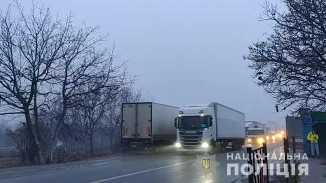 Сіла у фуру далекобійника: зниклу неповнолітню лучанку знайшли на Одещині