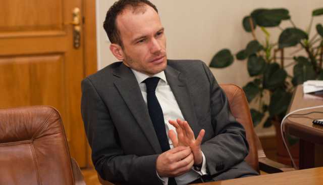 Глава Минюста с паяльником и утюгом поздравил с праздником работников Госисполнительной службы