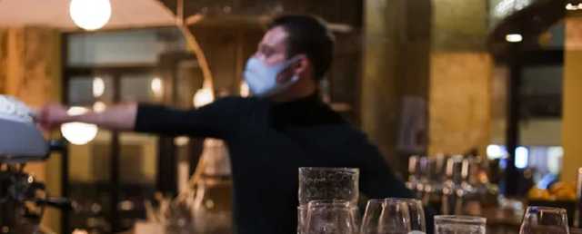 Ресторан или транспорт: ученые выяснили, где больше вероятность заразиться COVID-19