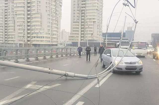 Уставший от коррупции мост. Почему на Шулявке столбы падают на машины