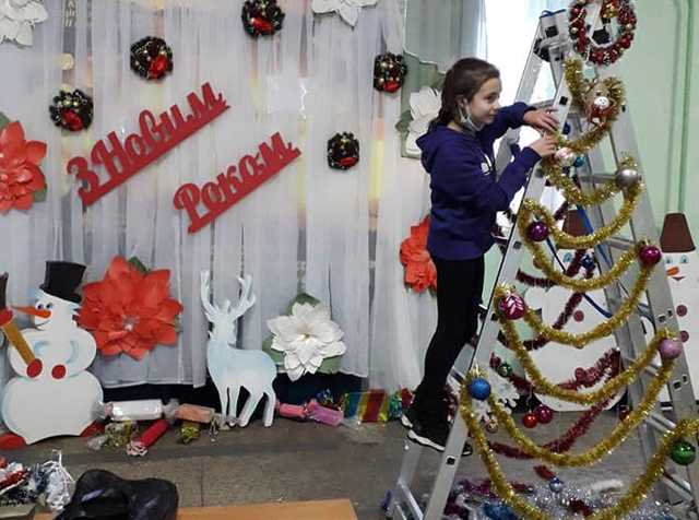 "Інноваційна" ялинка. В одній із шкіл Конотопа замість ялинки прикрасили... драбину