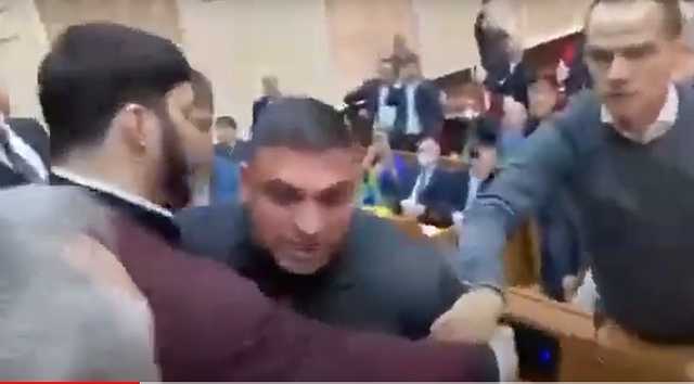 "Женщин не трогай" : в Одессе депутаты метелили друг друга