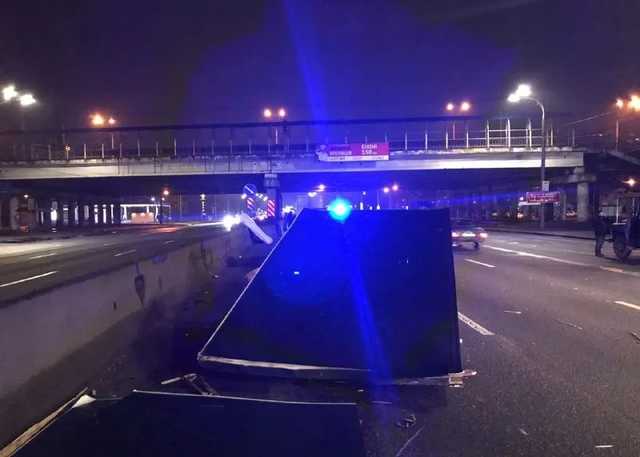 В Киеве грузовику сорвало крышу контактной сетью