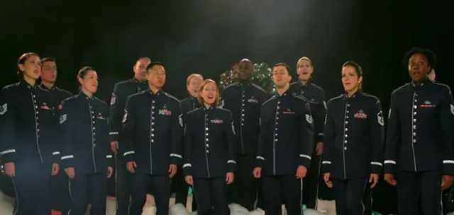 Военный оркестр США спел "Щедрик" и пожелал Украине "мира и радости"