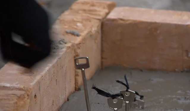 В Киеве жители разрушенной взрывом многоэтажки на Позняках попрощались с домом