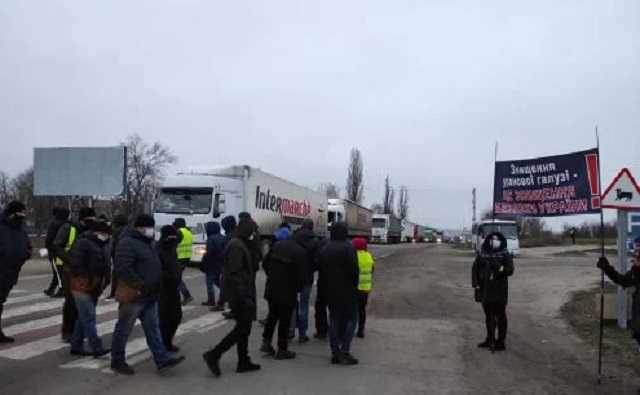 На Кировоградщине горняки урановых шахт уже сутки перекрывают дороги