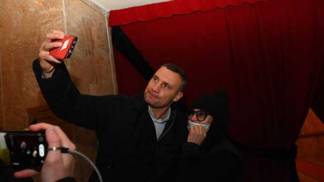 Кличко сделал селфи на похоронах Кернеса