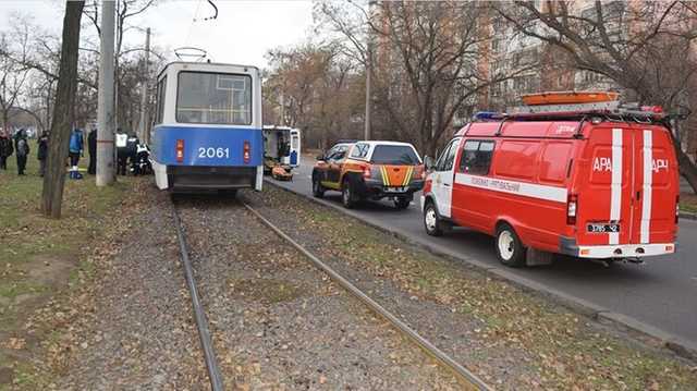 Появилось видео, как в Николаеве спасли мужчину, попавшего под трамвай