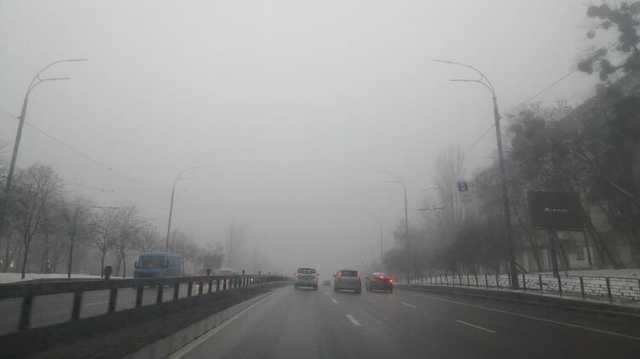 Утром в четверг Киев окутал густой туман