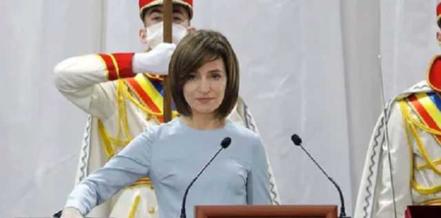 Санду пришла пешком на инаугурацию и заговорила на украинском языке