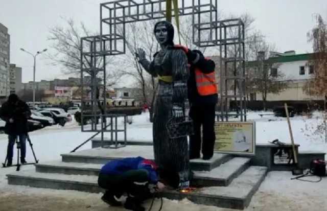 Экс-регионал Царев хочет установить уродливый памятник Аленке в Крыму для привлечения туристов