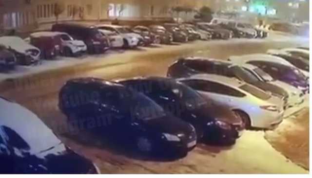 Под Киевом пьяный мужчина поссорился с женой и разбил десяток чужих авто