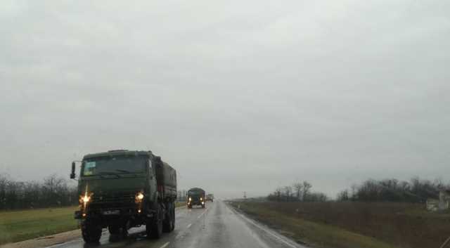 В окупованому Криму помітили колону військової техніки РФ