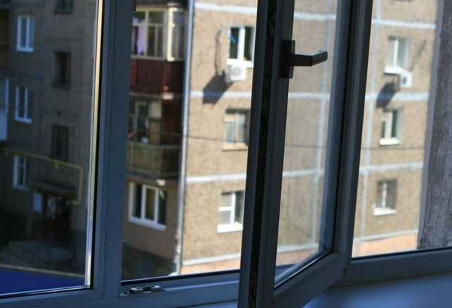 В Ивано-Франковске 9-летняя девочка хотела выпрыгнуть из окна, чтобы найти маму