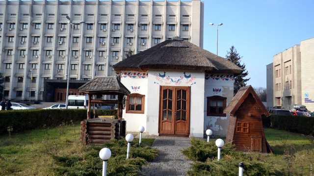 У Одесской ОГА снесли "хатынку бракосочетания" Саакашвили